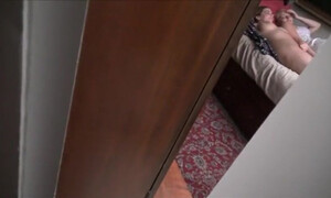 Старший брат выебал сисястых сестричек, зайдя к ним в спальню